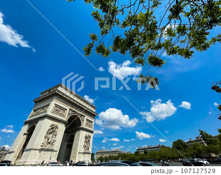 フランス・パリのシンボル　凱旋門 107127529