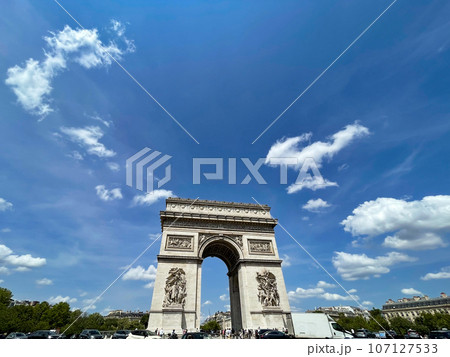 フランス・パリのシンボル　凱旋門 107127533