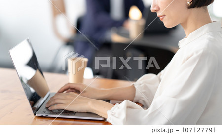 コワーキングスペースで仕事をする女性 107127791