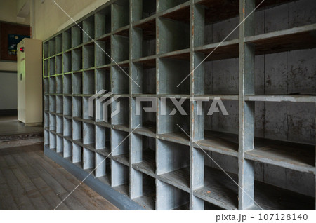 木の下駄箱｜廃校風景 107128140