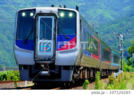 伊予若宮信号場を通過するN2000系+2000系・特急宇和海 107128265