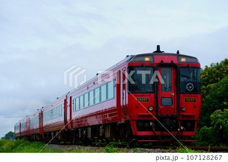 多客輸送で5両編成に増結されたキハ185系・特急ゆふ 107128267