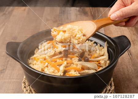 炊き込みご飯 炊き込みご飯 107128287
