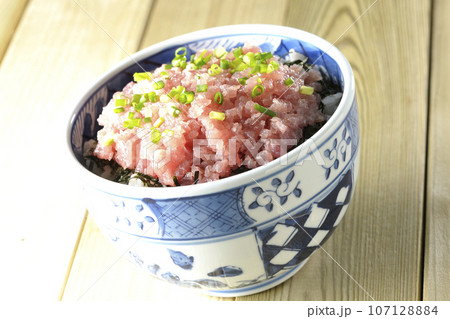 小葱が沢山乗っているマグロのたたき丼 107128884