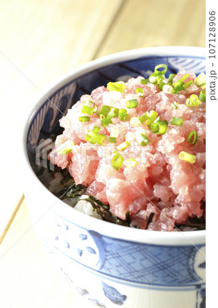 小葱が沢山乗っているマグロのたたき丼 小葱が沢山乗っているマグロのたたき丼 107128906