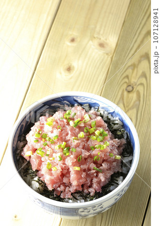 小葱が沢山乗っているマグロのたたき丼を俯瞰で撮影 107128941