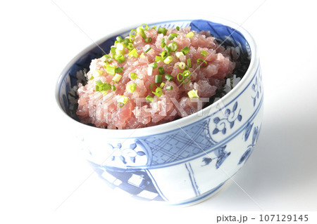 小葱が沢山乗っているマグロのたたき丼を白背景で撮影 107129145