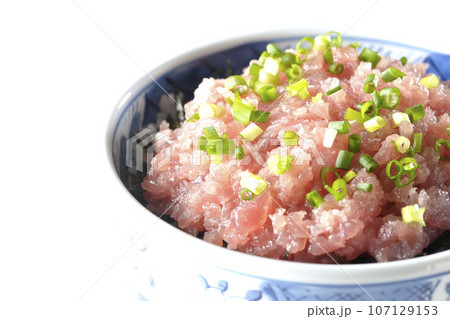 小葱が沢山乗っているマグロのたたき丼を白背景で撮影 107129153