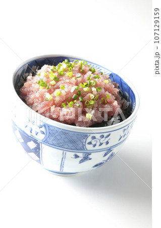小葱が沢山乗っているマグロのたたき丼を白背景で撮影 107129159