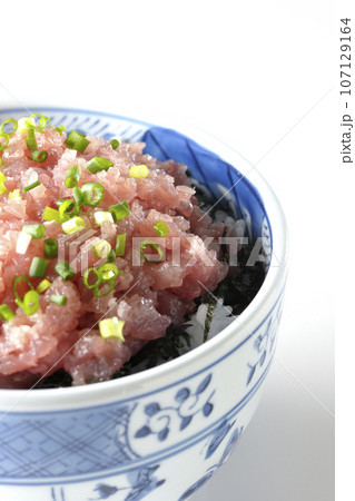 小葱が沢山乗っているマグロのたたき丼を白背景で撮影 小葱が沢山乗っているマグロのたたき丼を白背景で撮影 107129164