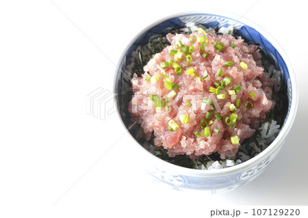 小葱が沢山乗っているマグロのたたき丼を白背景で俯瞰撮影 小葱が沢山乗っているマグロのたたき丼を白背景で俯瞰撮影 107129220