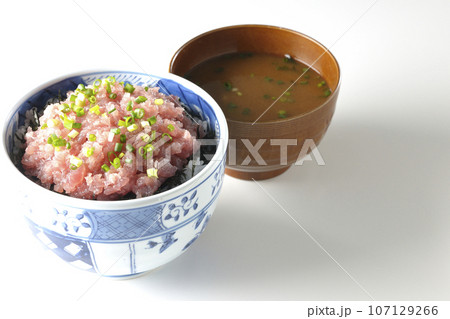 小葱が沢山乗っているマグロのたたき丼とお味噌汁 107129266