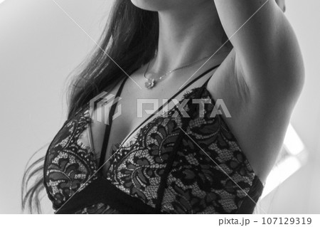 セクシーな女性モデルのモノクロ写真 セクシーな女性モデルのモノクロ写真 107129319