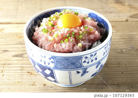 小葱と卵黄が乗っているマグロのたたき丼 107129365