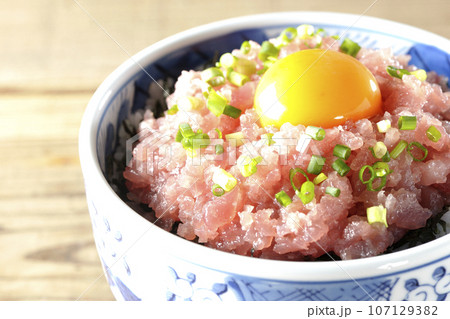 小葱と卵黄が乗っているマグロのたたき丼 107129382