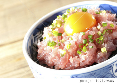 小葱と卵黄が乗っているマグロのたたき丼 小葱と卵黄が乗っているマグロのたたき丼 107129383