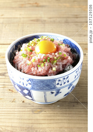 小葱と卵黄が乗っているマグロのたたき丼 107129386