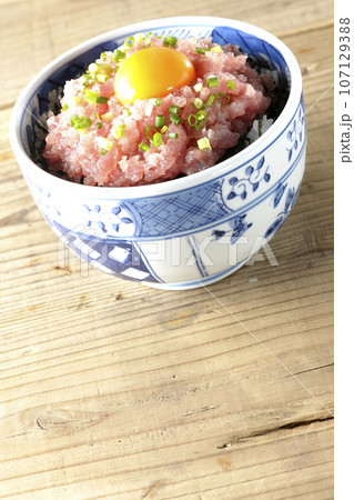 小葱と卵黄が乗っているマグロのたたき丼 107129388
