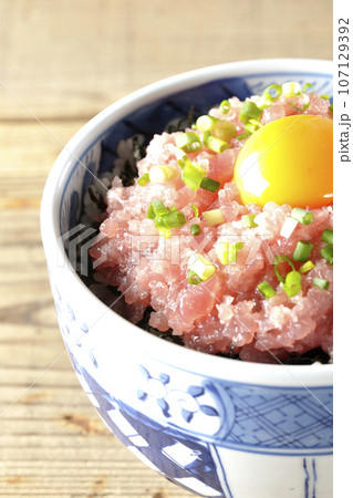 小葱と卵黄が乗っているマグロのたたき丼 107129392