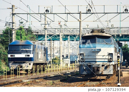 新鶴見で並ぶEF66形電気機関車とEF210形電気機関車 107129394
