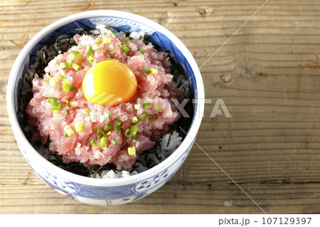 小葱と卵黄が乗っているマグロのたたき丼を俯瞰で撮影 小葱と卵黄が乗っているマグロのたたき丼を俯瞰で撮影 107129397