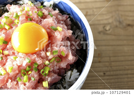 小葱と卵黄が乗っているマグロのたたき丼を俯瞰で撮影 小葱と卵黄が乗っているマグロのたたき丼を俯瞰で撮影 107129401