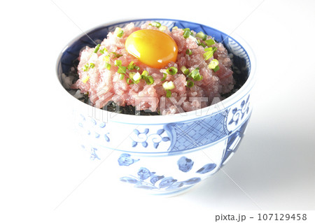 小葱と卵黄が乗っているマグロのたたき丼を白背景で撮影 107129458
