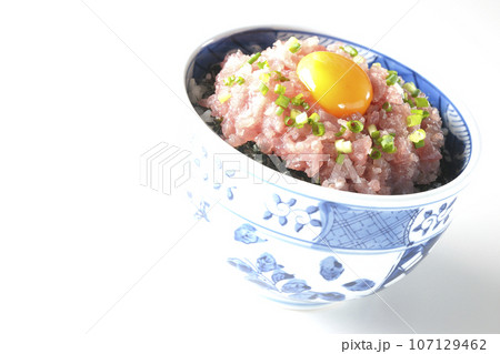 小葱と卵黄が乗っているマグロのたたき丼を白背景で撮影 107129462