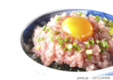 小葱と卵黄が乗っているマグロのたたき丼を白背景で撮影 107129466