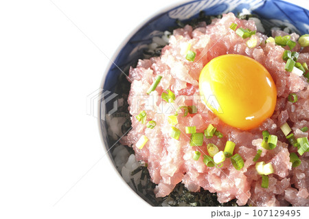 小葱と卵黄が乗っているマグロのたたき丼を白背景で俯瞰撮影 107129495
