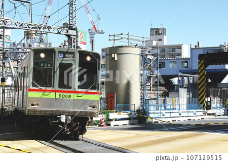 高架工事中の京急空港線をゆく千葉ニュータウン鉄道9000形 107129515