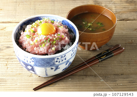 小葱と卵黄が乗っているマグロのたたき丼とお味噌汁 小葱と卵黄が乗っているマグロのたたき丼とお味噌汁 107129543