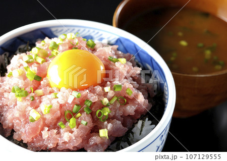 小葱と卵黄が乗っているマグロのたたき丼とお味噌汁 107129555