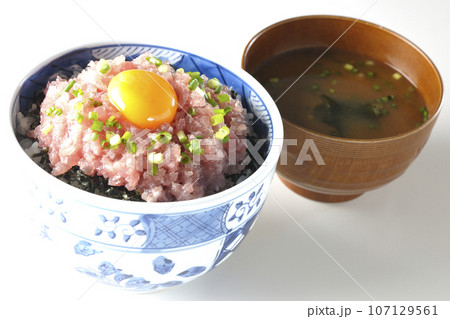 小葱と卵黄が乗っているマグロのたたき丼とお味噌汁 107129561
