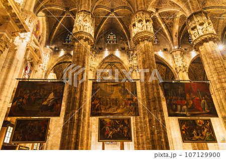 イタリア　ミラノ大聖堂 107129900