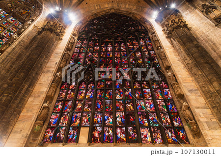 ミラノ大聖堂　ステンドグラス 107130011