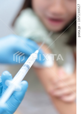 病院で注射をする小学生の女の子 病院で注射をする小学生の女の子 107130027
