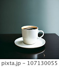テーブルの上にあるコーヒー 107130055