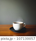 テーブルの上にあるコーヒー 107130057