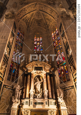 ミラノ大聖堂　聖ジョヴァンニ・ボーノの礼拝堂とステンドグラス 107130104