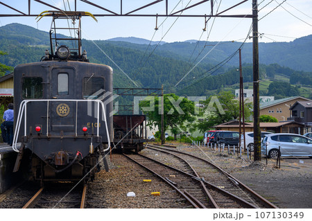 家山駅に停車する電気機関車 107130349