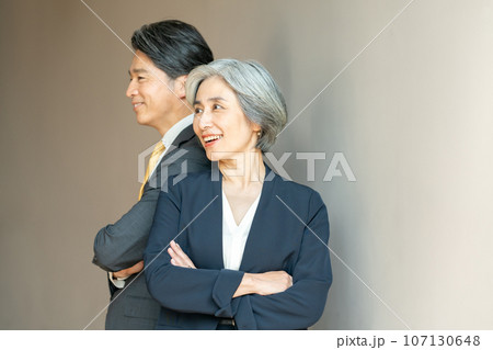 ビジネス　シニア　男性　女性 107130648