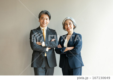 ビジネス　シニア　男性　女性 107130649