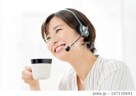 ビジネス 女性 ヘッドセット ビジネス 女性 ヘッドセット 107130691