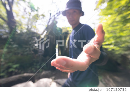 良い方向へ進むように男性が手を差し伸べる 107130752