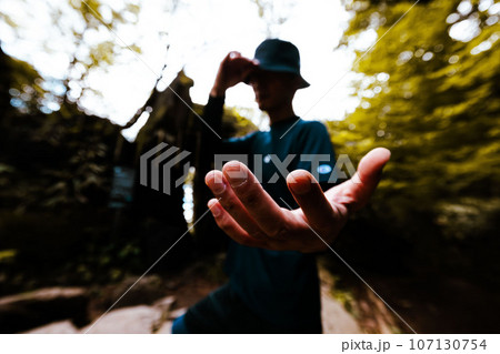 何かを差し出す男性「これが君に与える力だ」 107130754