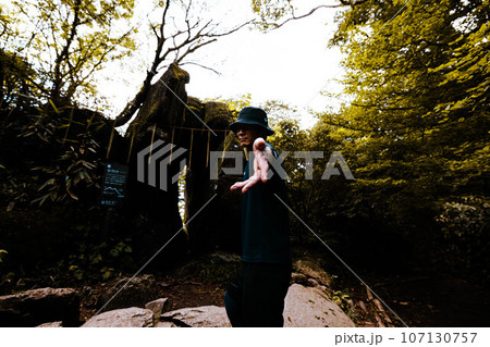 迷っている人を光の向こうに導く男性 107130757