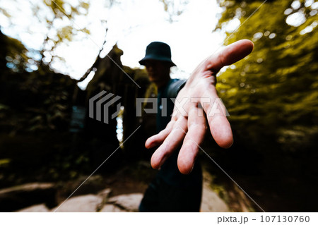 さあどうする？とあとはお前次第だと決断を急かす男性 107130760