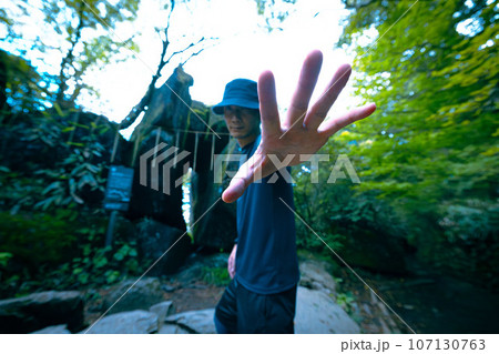 魔法をかける男性のポーズ 107130763