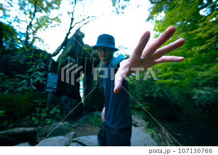 魔法をかける男性の手 魔法をかける男性の手 107130766